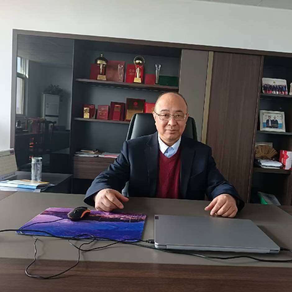 Ишэн Ли - генеральный директор